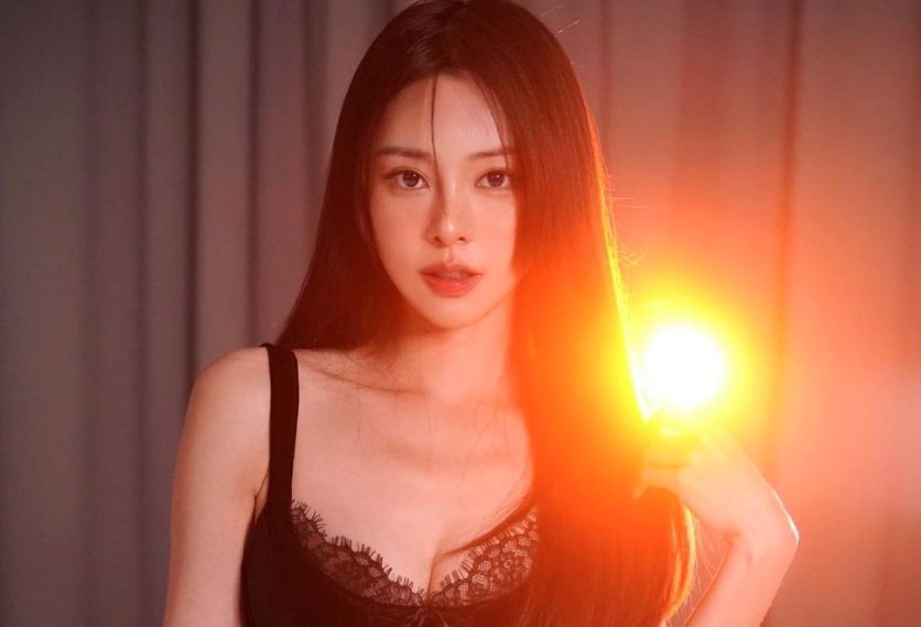 ▲鋼琴女神「李元玲」在IG曬出「超狂腹肌」，也揭開5年來的飲食，讓粉絲驚呼「女神腰」、「漫畫腰，自律真的很重要」。（圖／翻攝自IG＠cathrynli）