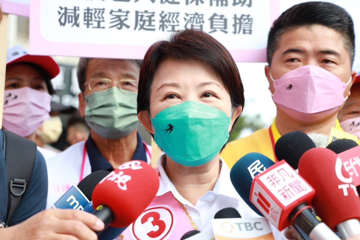 ▲盧秀燕上午由前立委顏寬恒陪同在沙鹿市場掃街。（圖／盧秀燕競總提供，2022.11.16）