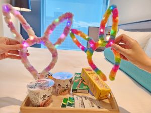 凱達大飯店應景推出「閃耀耶誕」住房專案,精緻雙人房每晚只要2,388元起,假日也只要1,000元的加價超暖心,挑戰耶誕城最高CP值住宿!12月30日前每房再贈送派對零食組與網美必備的發光造型頭飾,讓大家裝扮閃亮亮的前往耶誕城拍好拍滿。(圖/凱達大飯店提供) ▲凱達大飯店應景推出「閃耀耶誕」住房專案,精緻雙人房每晚只要2,388元起,假日也只需再加價1000元即可入住,挑戰最高CP值。12月30日前每房再贈送派對零食組與網美必備的發光造型頭飾,讓大家裝扮閃亮亮的前往耶誕城拍好拍滿。(圖/凱達大飯店提供)