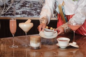 「韓系特調暢飲K-style Happy Hour」每位只要799元起,90分鐘暢飲融合韓國經典飲品、酒品,共多達12款酒供無限暢飲。(圖/六福旅遊集團提供) ▲「韓系特調暢飲K-style Happy Hour」每位只要799元起,90分鐘暢飲融合韓國經典飲品、酒品,共多達12款酒供無限暢飲。(圖/六福旅遊集團提供)
