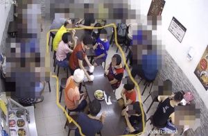 台南一間牛肉麵店老闆發出監視器畫面，協尋尚未付款的10人群眾，認為他們應該只是忘記付錢。（圖/台南大小事）