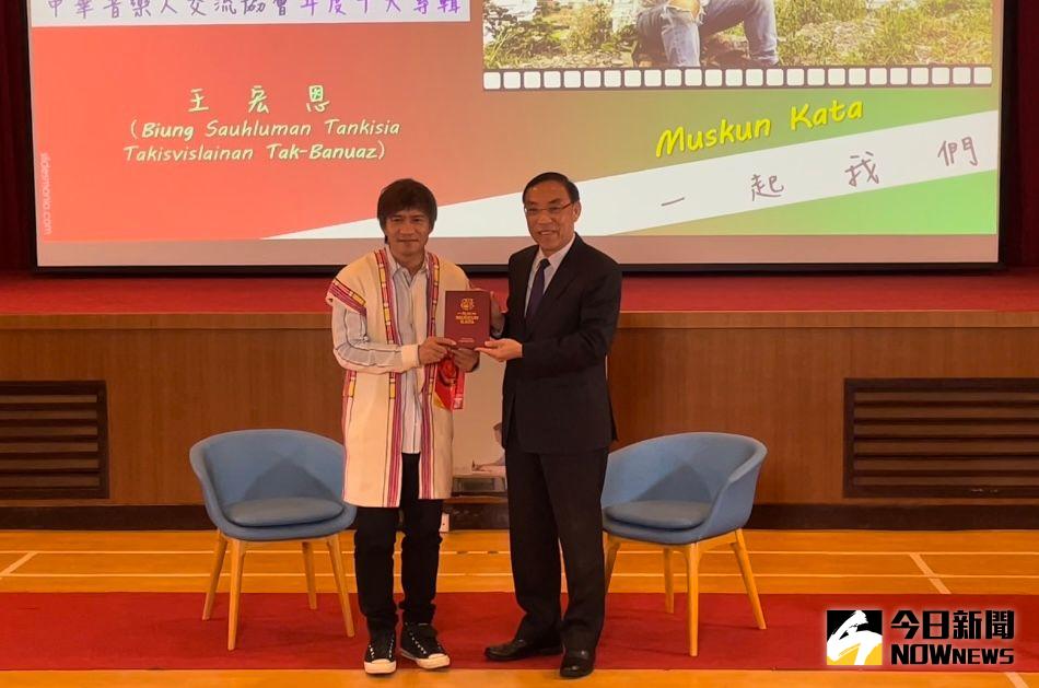 ▲法務部長蔡清祥與王宏恩（左）互贈紀念品（圖／記者潘千詩攝，2022.11.16）