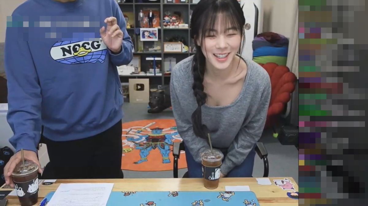 ▲BIBI直播刻意做不雅動作吸引觀眾。（圖／xportsnews）