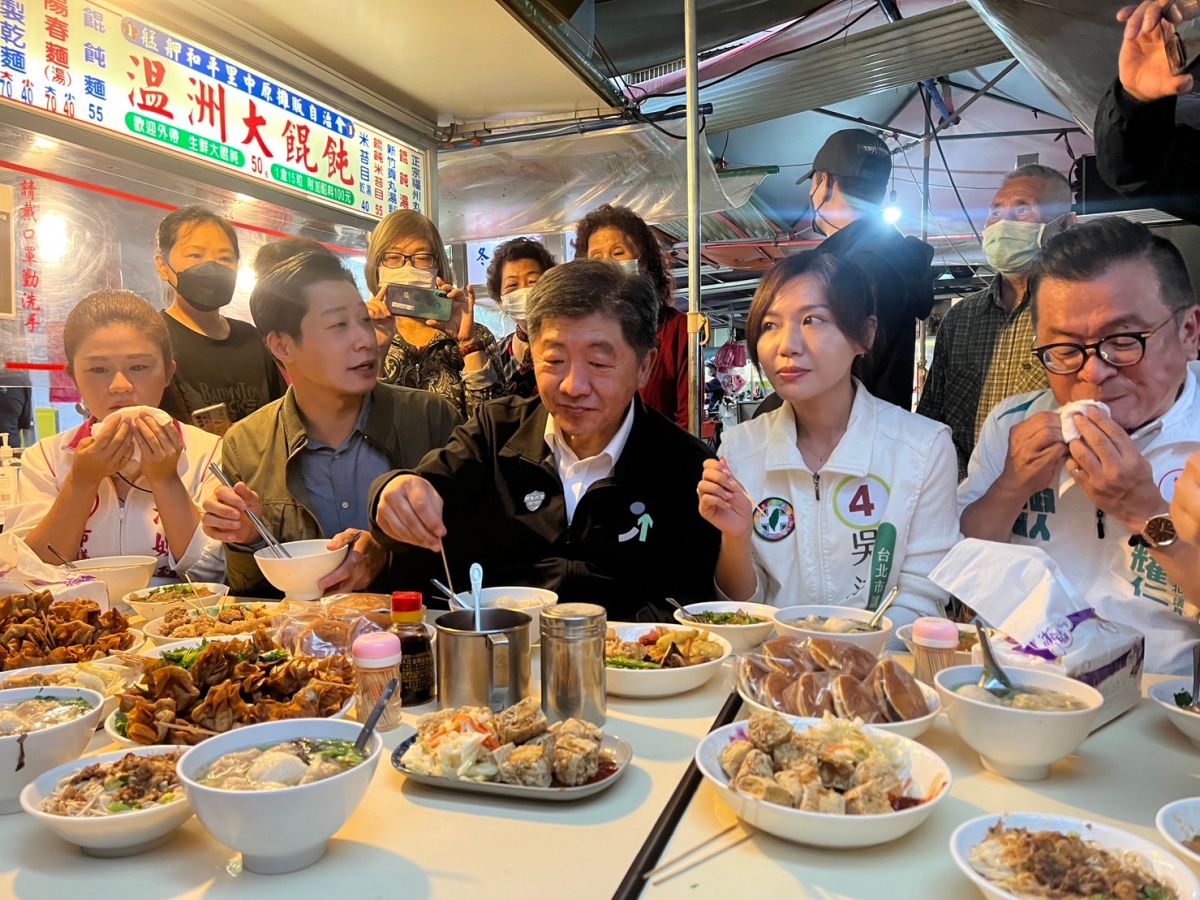▲陳時中今日赴艋舺進天宮參香，並走訪中原市場吃美食。（圖／陳時中辦公室提供）
