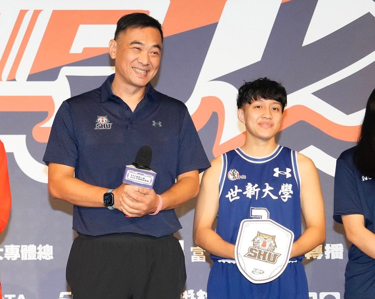 ▲世新大學總教練何正峰(左)帶著大一即戰力宋瑞蓁，宣告尋求女籃四連霸的決心。（圖／大專體總提供