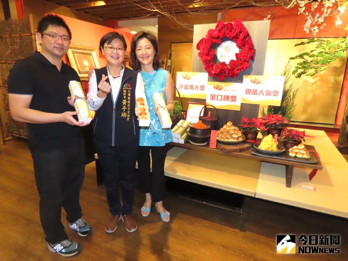 ▲陳允寶泉蛋黃酥獲十大伴手禮三冠王，台中工策會總幹事（中）致賀。 即日起推優惠回饋。（圖／記者金武鳳攝，2022.11.16)