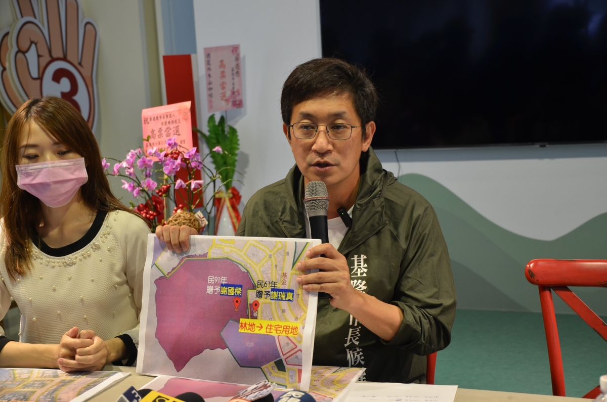 ▲蔡適應召開記者會提及日前爆出二信捐贈土地捐贈給謝國樑家族，謝卻稱不知情，認為這說法是在欺騙市民。（圖／蔡適應競辦提供）