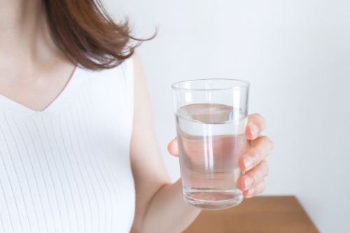 ▲中醫博士樓中亮透露,除靜電最好的方法就是提高環境、身體濕氣,不只可以在室內放置加濕器,也要記得多喝水補充水分。(示意圖/取自unsplash) ▲中醫博士樓中亮透露,除靜電最好的方法就是提高環境、身體濕氣,不只可以在室內放置加濕器,也要記得多喝水補充水分。(示意圖/取自unsplash)
