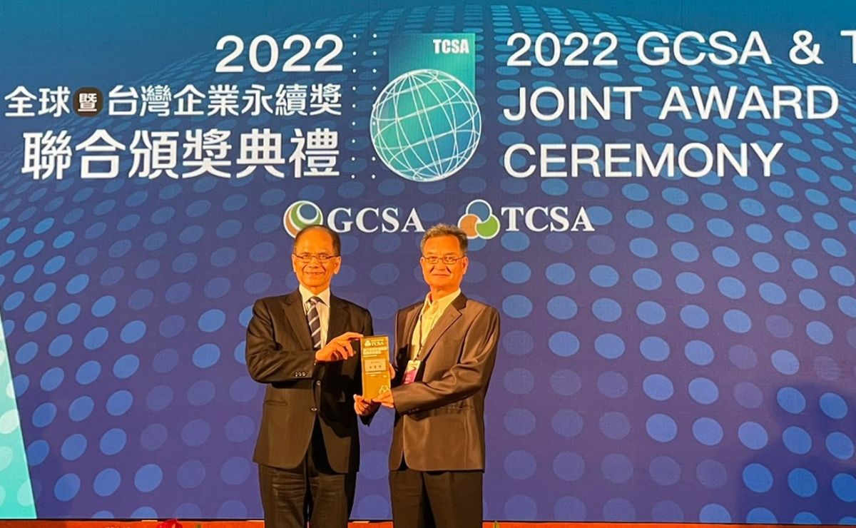 ▲第十五屆台灣企業永續獎放榜，　中市自願檢視報告獲白金獎，由台中市政府永續低碳辦公室黃晴曉執行長代表領獎。（圖／中市府提供）