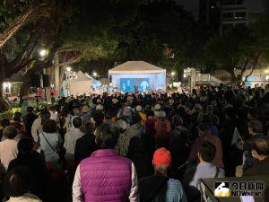 蔡英文、陳時中現身永康公園宣講,期盼爭取更多支持,讓首都順利政黨輪替。 ▲蔡英文、陳時中現身永康公園宣講,即使是深藍票倉,現場仍擠滿支持者。(圖/記者黃宣尹攝,2022.11.16)