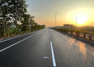 ▲國道8號南北兩側側車道完成路平提供民眾安全舒適的行車(圖／台南市政府提供)