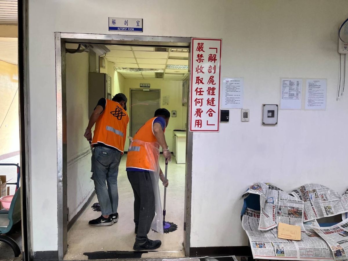 ▲南檢震撼教育安排酒駕等易服社會勞動人到殯儀館清洗解剖室(圖／台南市政府提供)