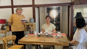 台南藝文界聞人葉東泰老師(左)持扇吟詩「赤崁夕照」別有風雅 ▲台南藝文界聞人葉東泰老師(左)持扇吟詩「赤崁夕照」別有風雅(圖/記者林怡孜攝,2022,11,16)