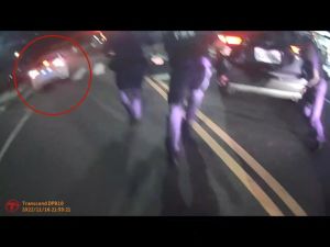 嫌犯開車逃逸。(圖/翻攝畫面) ▲嫌犯開車逃逸。(圖/翻攝畫面)