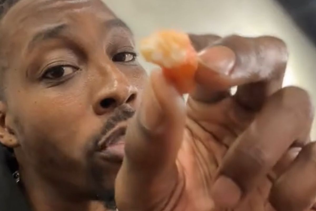 ▲魔獸來台狂吃，嗑完夜市換吃海鮮火鍋，吮指緩燙超爆笑。（圖／Instagram：dwighthoward）