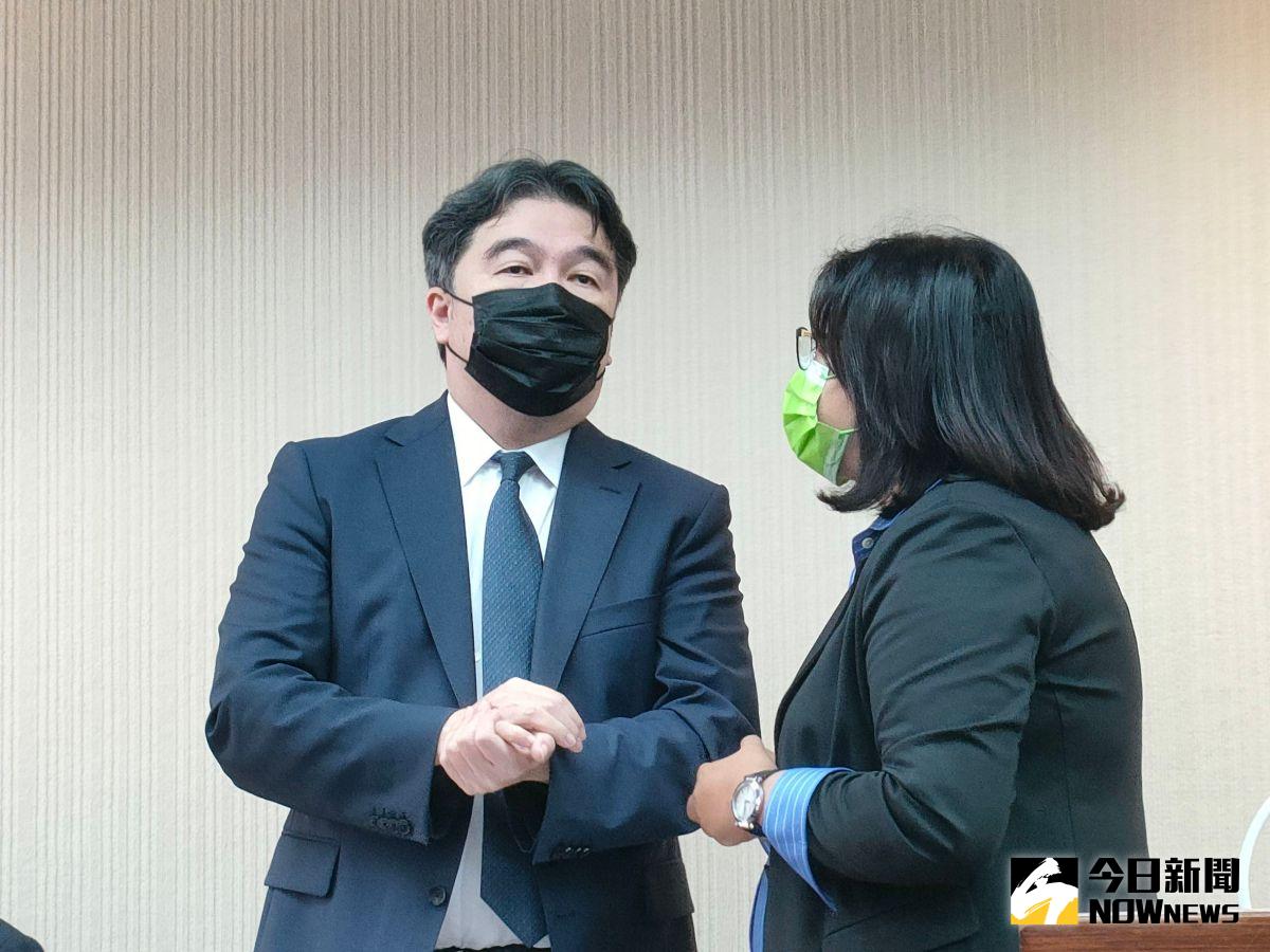 ▲中央流行疫情指揮中心指揮官王必勝（左）今（17）日表示，一切都依照投開票所秩序進行。（圖／記者許若茵攝，2022.11.17）