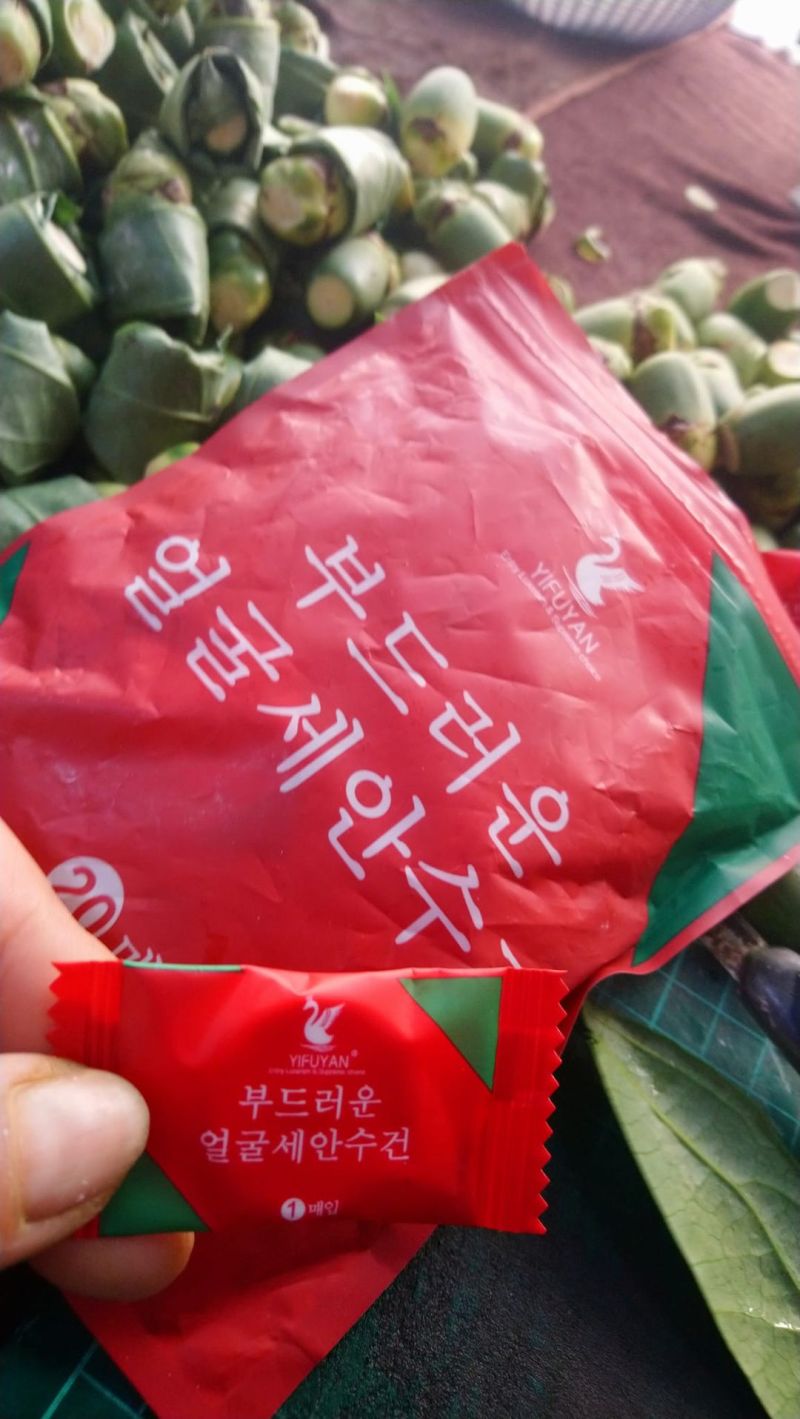 ▲原PO以為客人送韓國糖果給她吃，沒想到入口後竟是壓縮紙巾。（圖／翻攝自爆怨公社）