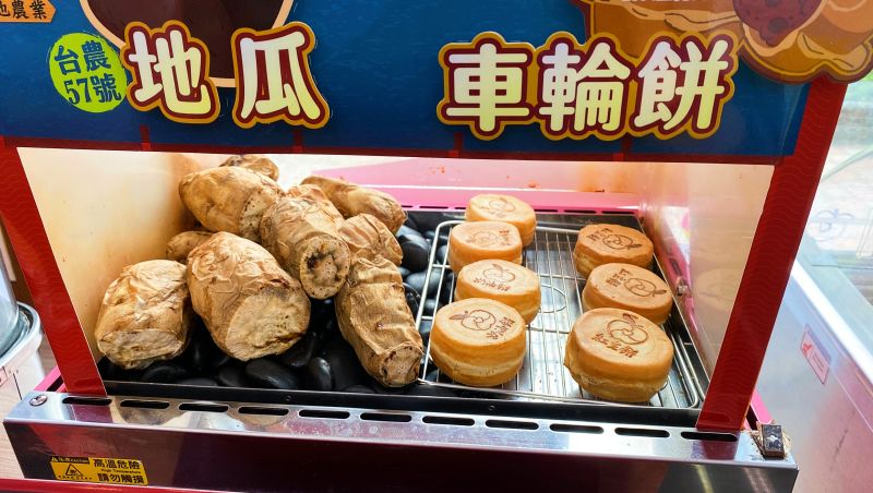 ▲萊爾富門市賣起車輪餅，有紅豆、奶油兩種口味，12月13日前任選2顆39元。（圖／網友提供）