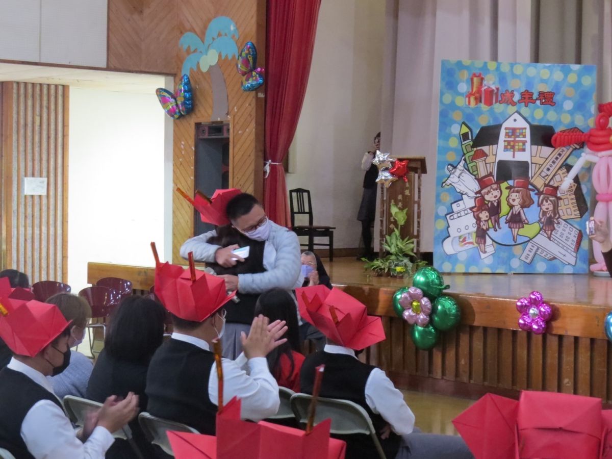 ▲教育部補助高中辦理家庭及親職教育。圖為文興高中舉辦成年禮、讓親子擁抱。（圖／教育部提供）