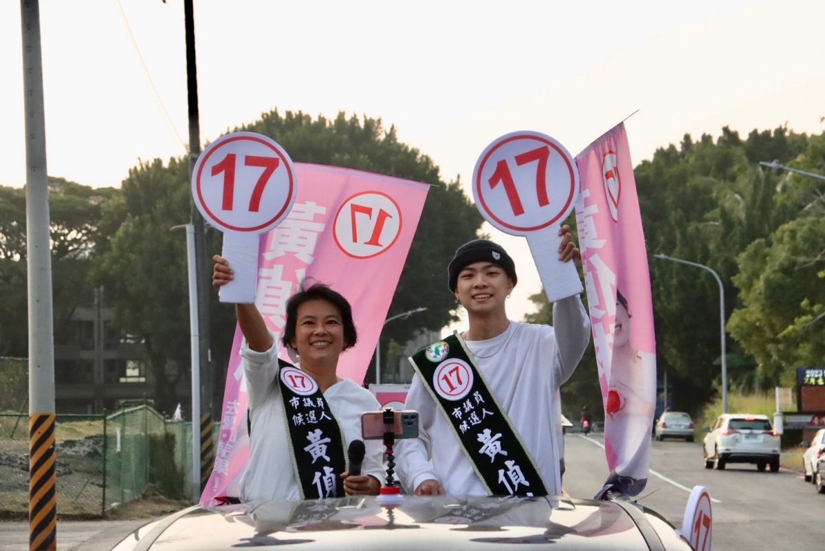 ▲黃偵琳的兒子陪同掃街拜票，從兒子的視角看見媽媽為了讓市民有更美好的生活所做的努力。（圖／記者郭凱杰翻攝）