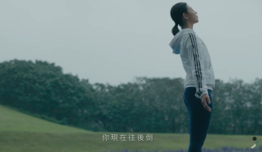 ▲陳時中今日公布「往後，誰可以接住你」催票影片，以感性訴求籲台北市民思考，如果身體「往後」倒，怎麼樣的特質的候選人可以接住你？那如果是「往後」的台北，又需要什麼樣的治理者？（圖／翻攝自陳時中YT）