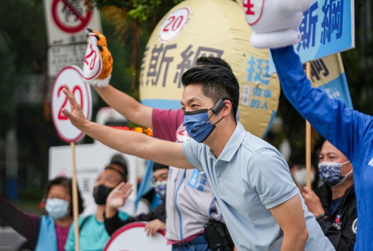 ▲國民黨台北市長候選人蔣萬安今日站路口向大家拜票。（圖／蔣萬安辦公室提供）