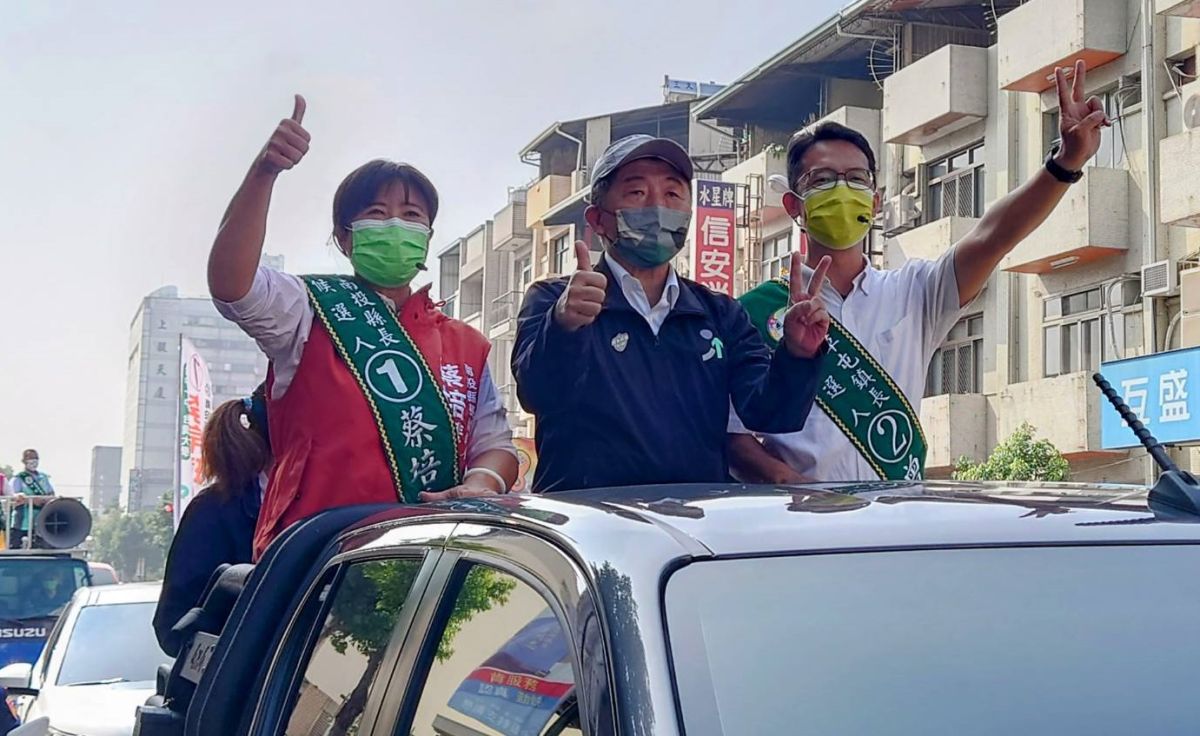 ▲陳時中上午到草屯，陪南投縣長候選人蔡培慧車隊掃街。（圖／蔡培慧競總提供，2022.11.17）