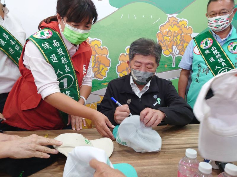 ▲陳時中到南投輔選,一下車就忙著為粉絲簽名。(圖/蔡培慧競總提供,2022.11.17)