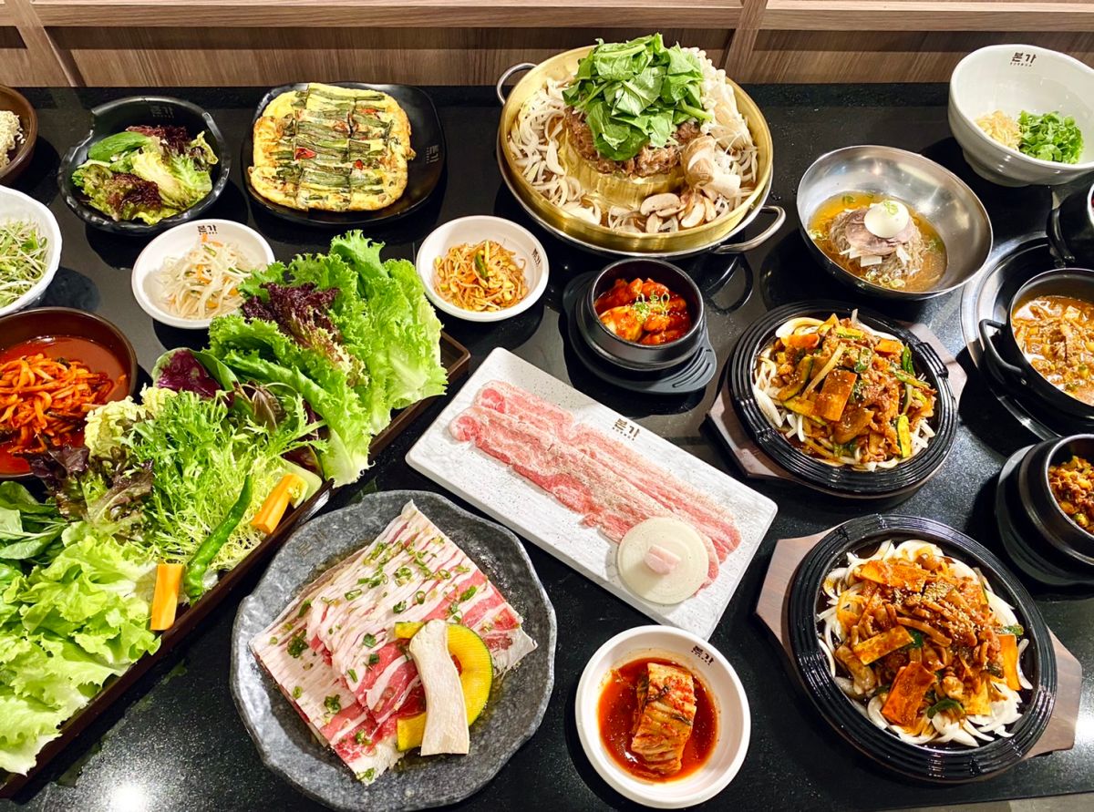 ▲韓國廚神巨星白種元正宗韓式燒肉品牌「BORNGA本家燒肉」登台，不用出國就能品嚐「白種元吾桑格Woo Samgyup」完美牛五花，韓國直送「本家」獨家專利秘製醬汁、搭配正統韓式生菜盤＋海鮮包醬等經典美食，《NOWnews今日新聞》為大家搶先開箱，菜色價格一次看。（圖／記者蕭涵云攝）