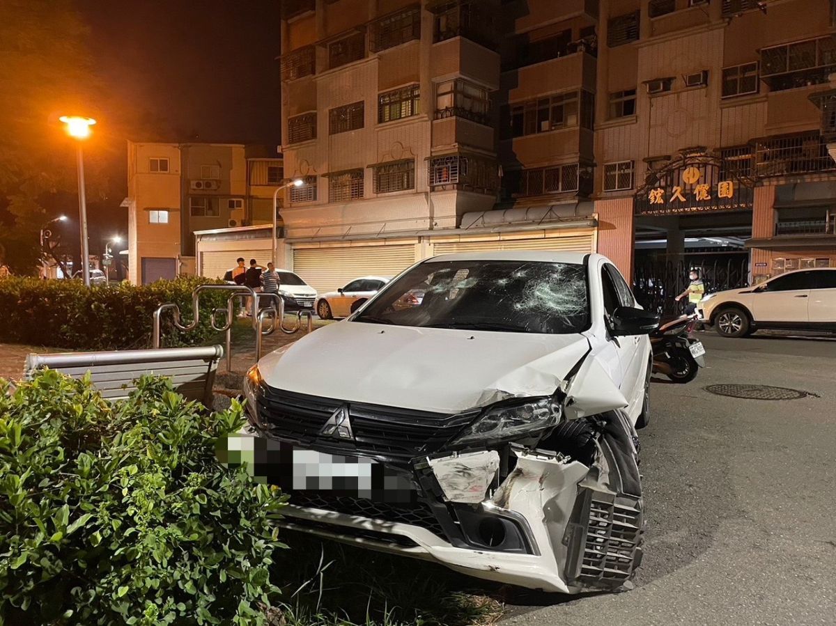 ▲警方在鼓山區逢甲路發現闕男被撞到半毀的白色轎車。（圖／記者郭凱杰翻攝）