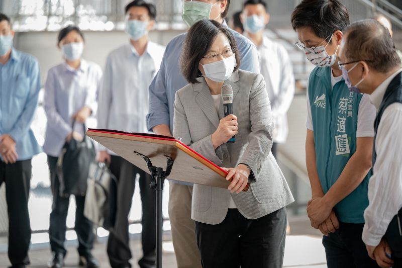 ▲蔡英文赴基隆視察「城際轉運站」,大讚林右昌、蔡適應多年來一起改變基隆,期許新任市長接棒延續光榮。(圖/總統府提供)