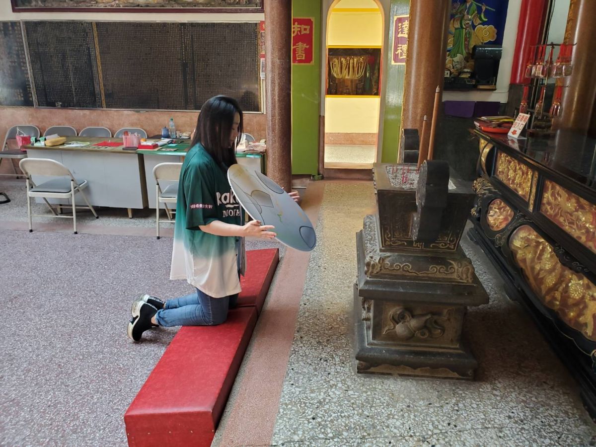 ▲虔誠的樂天粉絲自茄拔天后宮祈福。大會提供