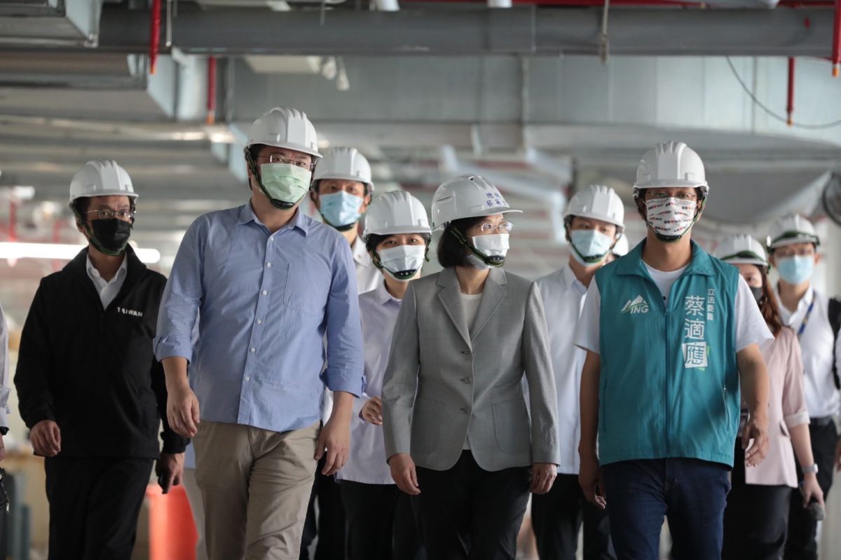 ▲蔡英文赴基隆視察「城際轉運站」，大讚林右昌、蔡適應多年來一起改變基隆，期許新任市長接棒延續光榮。（圖／基隆市政府提供）