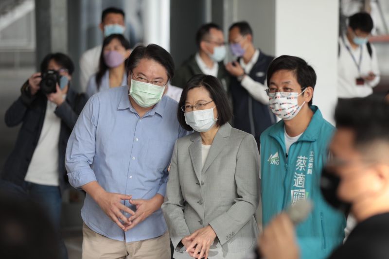 ▲蔡英文赴基隆視察「城際轉運站」,大讚林右昌、蔡適應多年來一起改變基隆,期許新任市長接棒延續光榮。(圖/基隆市政府提供)
