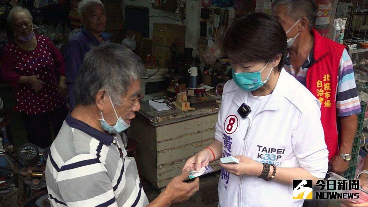 ▲台北市長候選人黃珊珊17日第三度前往北投市場掃街拜票，並於會後接受媒體訪問。（圖／記者嚴俊強攝，2022.11.17）