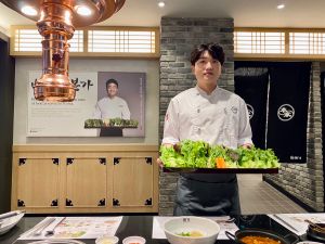 ▲韓國小金主廚來台示範正宗韓式燒肉吃法。（圖／記者蕭涵云攝）