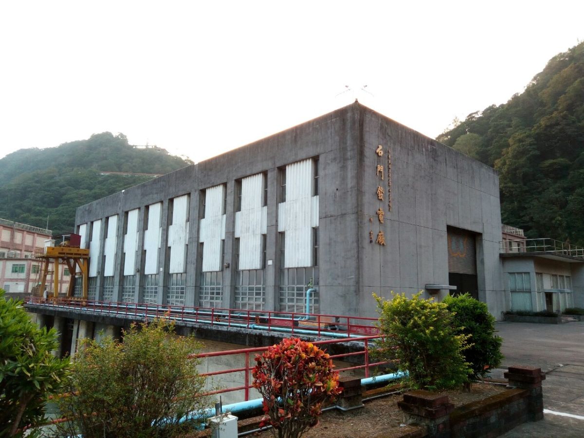 ▲石門發電廠位於大壩壩址下游，除廠內裝置2部共裝置容量90MW(百萬瓦）水力發電機組外，且可遠端遙控操作義興機組（1部，裝置容量40MW）。（圖／北水局提供）