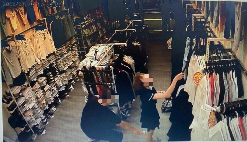 ▲高雄朱姓男子多次持手機偷拍女子裙底私處跟內衣，2年來拍了3000多張不同女子的照片，且家中電腦還有100G大量存檔。（圖／翻攝畫面）