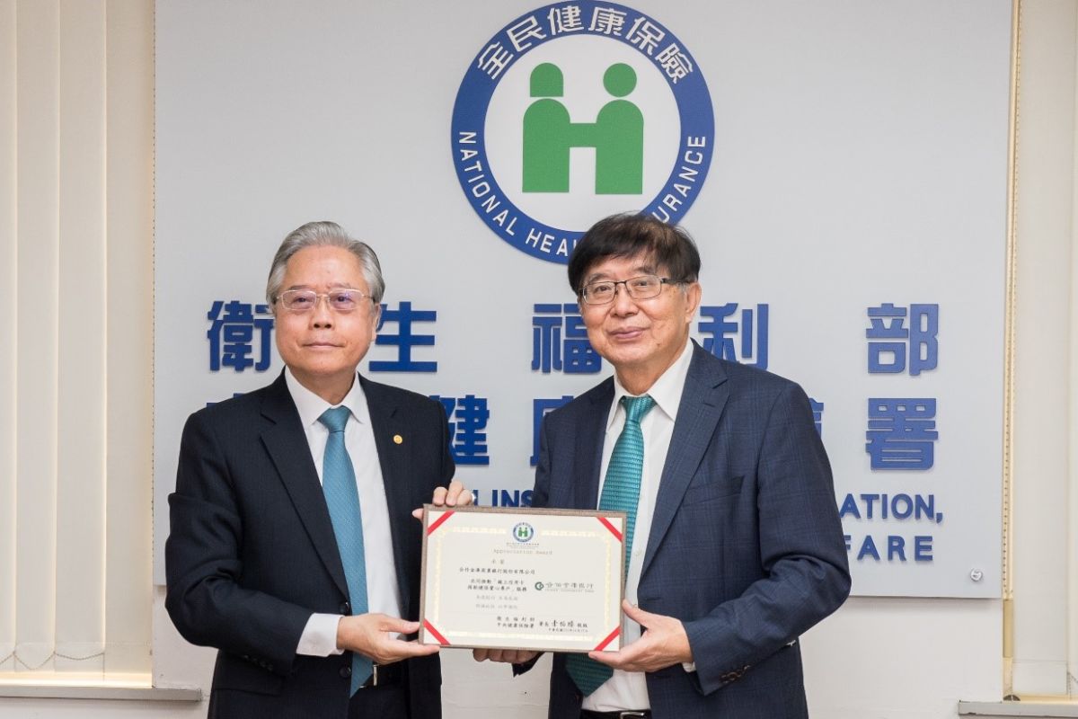 ▲健保署與合作金庫商業銀行協同布建信用卡捐款。右為健保署長李伯璋，左為合作金庫商業銀行董事長雷仲達。（圖／健保署提供）