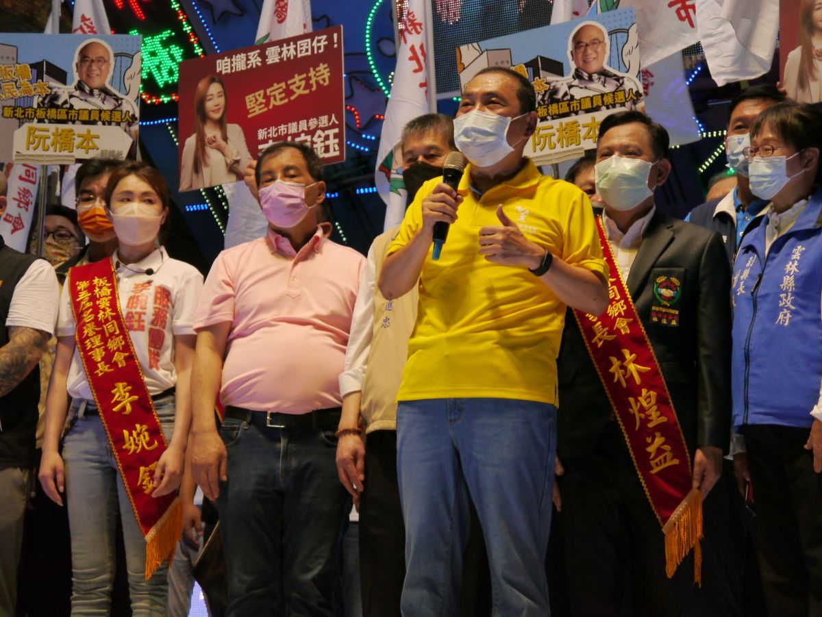 ▲今年8月侯友宜出席板橋區雲林同鄉會，擔任名譽理事長的李婉鈺也與其他候選人同台站在一旁。（圖 ／記者吳嘉億攝）