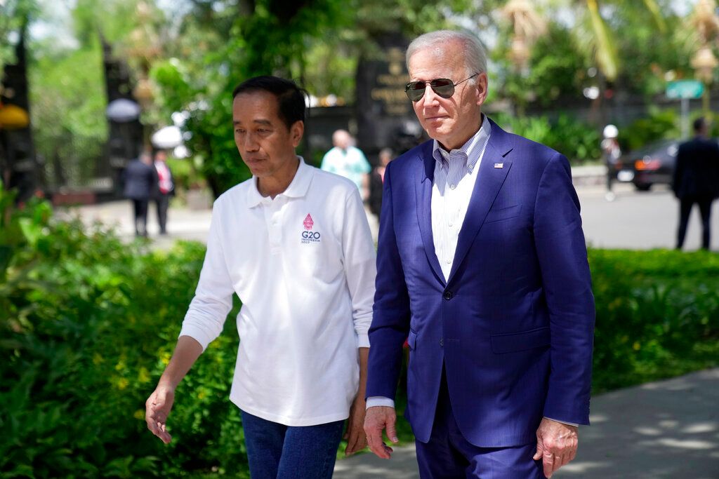 ▲印尼雖然避免得罪中國或美國，但專家指出若有中美戰爭，印尼恐被捲入。圖為美國總統拜登（右）和印尼總統佐科威（左）。（圖／美聯社／達志影像）