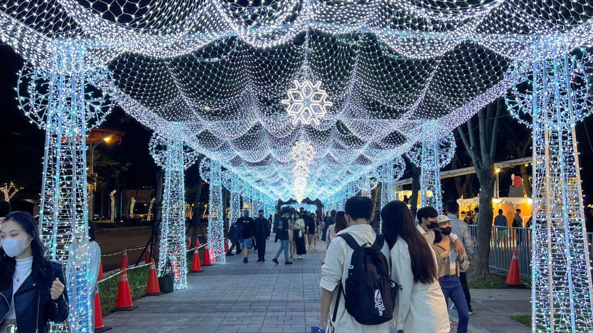 ▲每年都擠爆各大網紅搶拍的「銀白光廊」今年也經典回歸，沒想到廣大網友看了竟突破盲點認為該光廊有濃濃「台式美學」，更有人說「像靈堂，純白莊嚴」，引爆網友瘋狂討論。（圖／翻攝自「路上觀察學院」臉書）