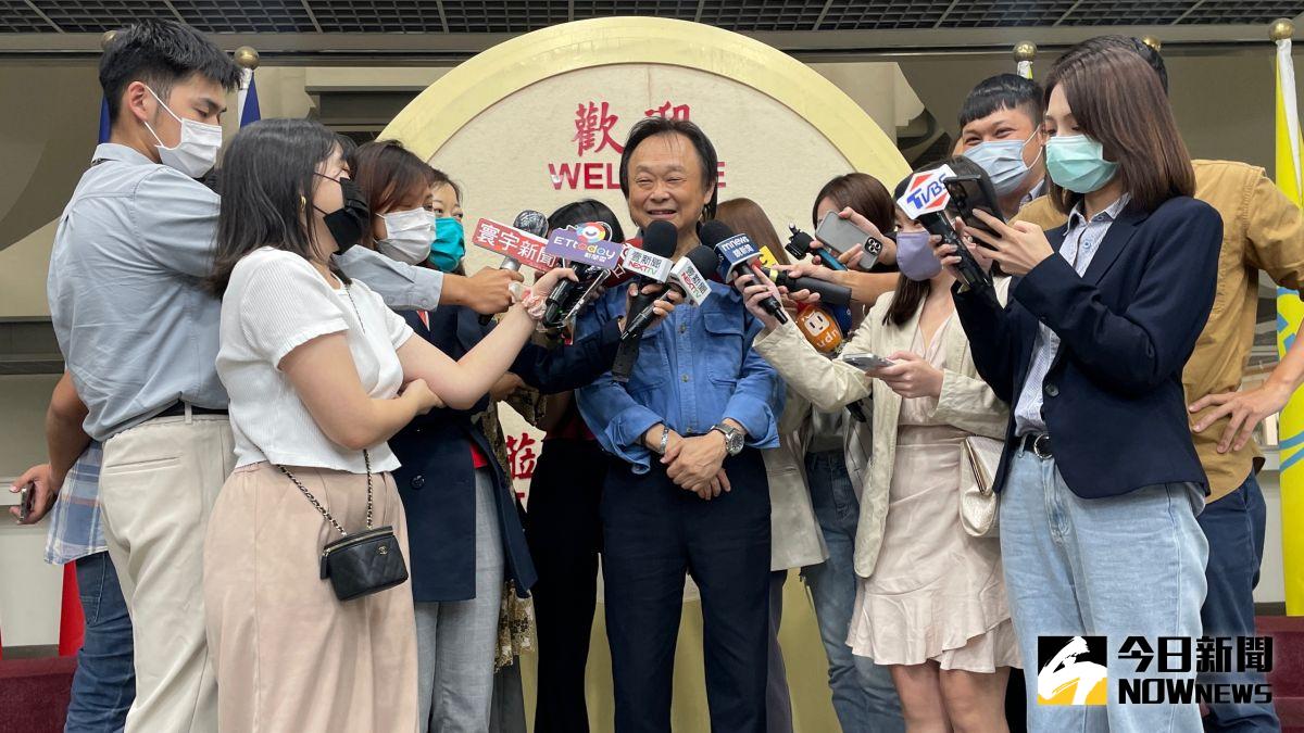 ▲民進黨台北市議員王世堅17日下午出面澄清，表示自己絕對沒說「支持陳時中、票投黃珊珊」。（圖／記者丁上程攝，2022.11.17）