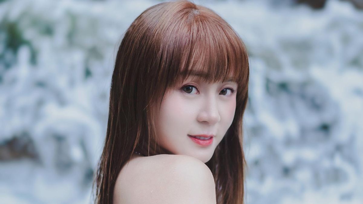 ▲短今分享洗冷泉的照片，裸露尺度不小。（圖／翻攝自短今IG）