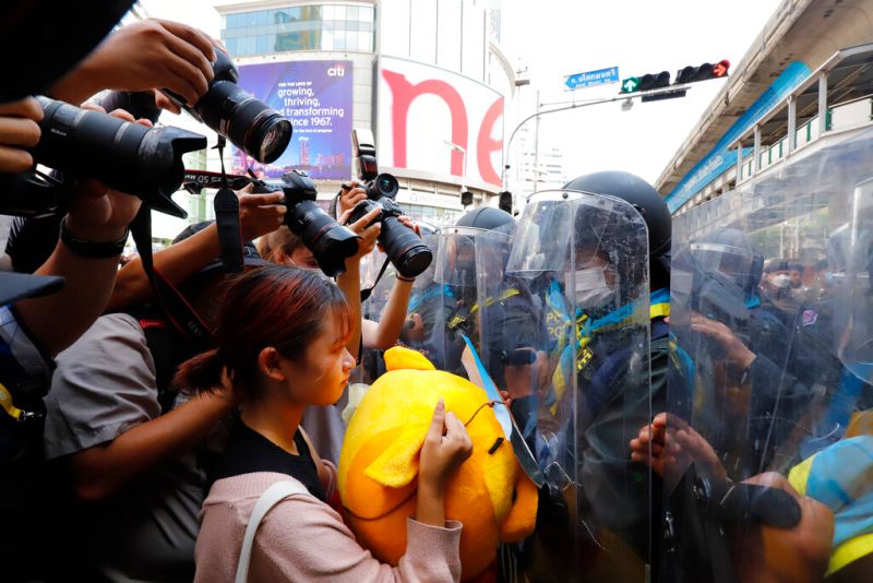 ▲APEC經濟領袖會議週末在曼谷登場，多個民間團體連日來在曼谷不同地點抗議。由於中國國家主席習近平今天抵達泰國，有年輕抗議人士抱著維尼熊布偶抗議中國的一中政策。（圖／美聯社／達志影像）