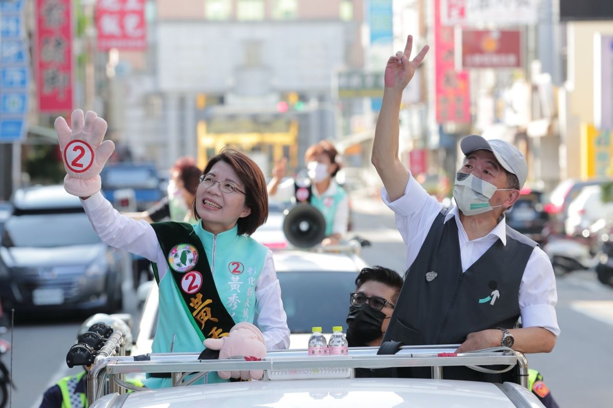 ▲陳時中到彰化陪民進黨縣長候選人黃秀芳車隊掃街。（圖／黃秀芳競總提供，2022.11.17）