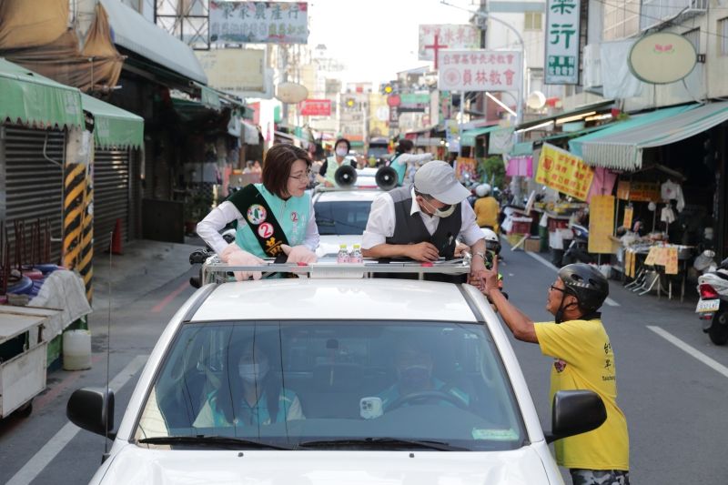 ▲黃秀芳車隊經過收攤的員林菜市場,熱情民眾衝上前握陳時中的手。(圖/黃秀芳競總提供,2022.11.17)
