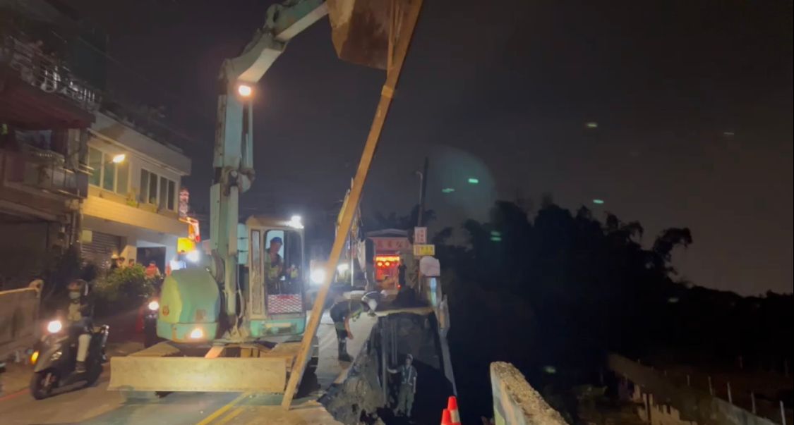 ▲ 新北市樹林光興街157巷道路坍方。（圖／翻攝畫面）