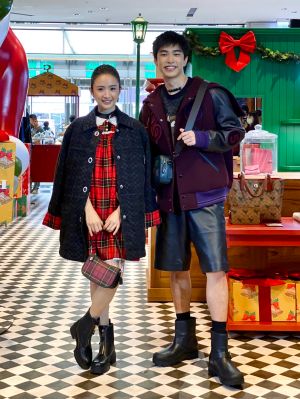 林依晨逛禮物店曬愛女「每分每秒進化」 聞1事偷翻白眼 ▲林依晨以傘狀紅色格紋洋裝,搭配帥氣頸圈與短靴;曾敬驊則穿著Oversized纎章大學風夾克配以黑色及膝皮質短褲。(圖/記者蕭涵云攝)