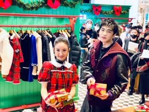 林依晨逛禮物店曬愛女「每分每秒進化」 聞1事偷翻白眼 ▲COACH「2022 Holiday限定主題快閃店」,消費禮滿額可享有皮革獻禮和節慶裝飾,並提供禮物包裝服務。(圖/記者蕭涵云攝)